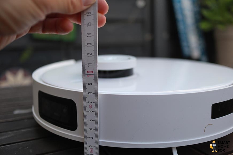 Die Höhe des Ecovacs Deebot T10 wird mit einem Lineal ausgemessen.